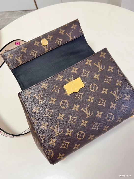 WIS LOUIS CHANELUNY BB VUITTON 0108